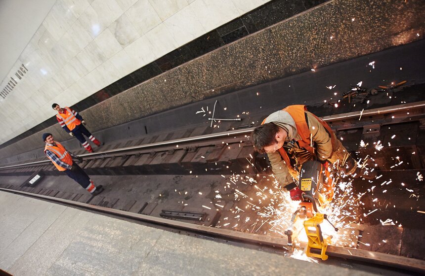 На станции "Кузнецкий мост" провели капитальный ремонт путей 19 фото