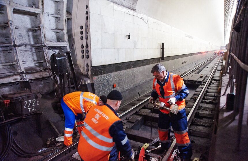 На станции "Кузнецкий мост" провели капитальный ремонт путей 17 фото