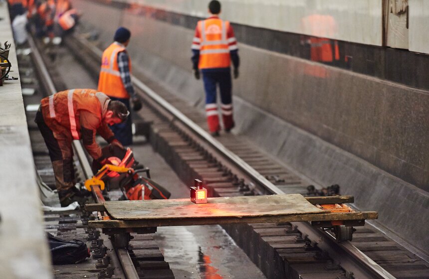 На станции "Кузнецкий мост" провели капитальный ремонт путей 20 фото