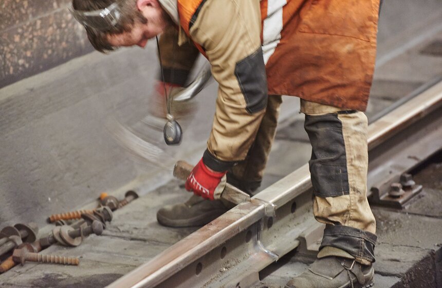 На станции "Кузнецкий мост" провели капитальный ремонт путей 23 фото