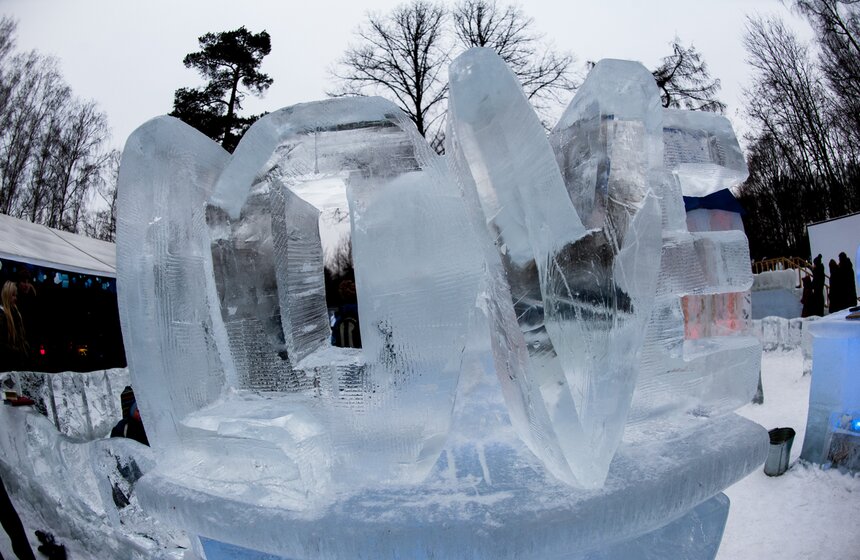 Влюбленные создали в "Сокольниках" ледяные скульптуры 23 фото