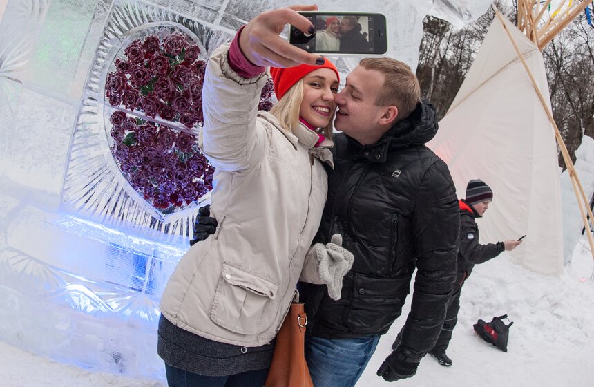 Влюбленные создали в "Сокольниках" ледяные скульптуры 22 фото