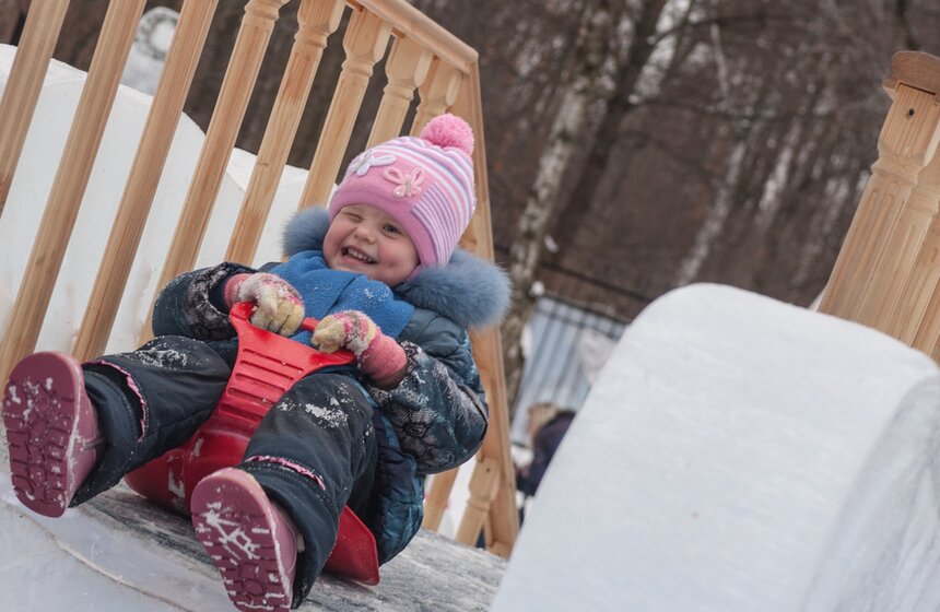 Влюбленные создали в "Сокольниках" ледяные скульптуры 16 фото