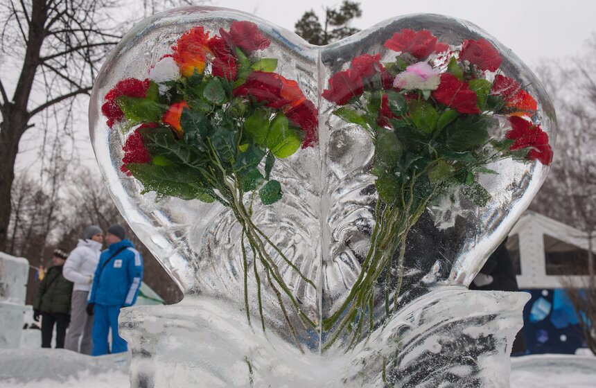 Влюбленные создали в "Сокольниках" ледяные скульптуры 15 фото