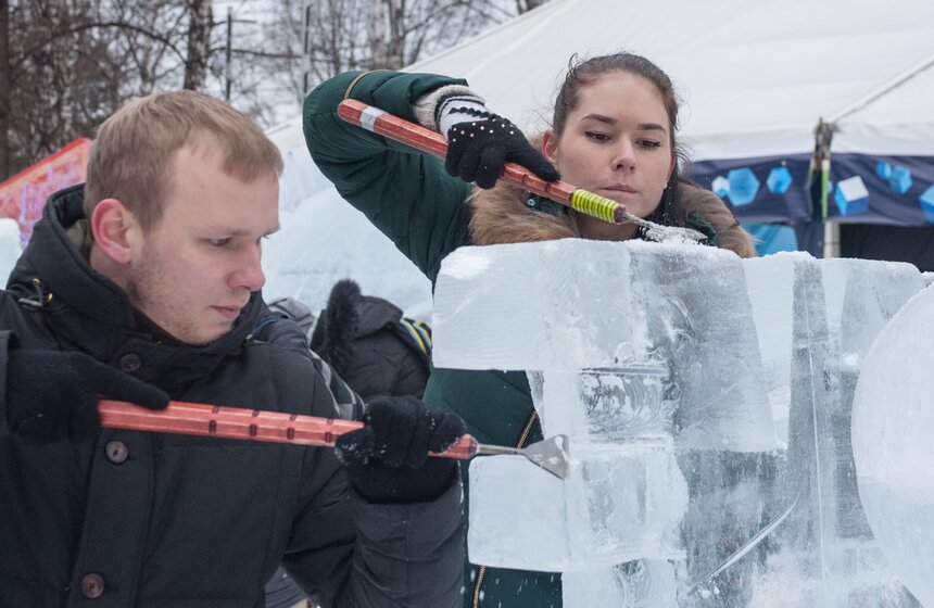 Влюбленные создали в "Сокольниках" ледяные скульптуры 17 фото