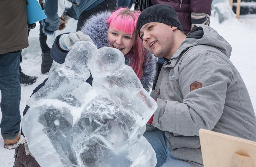 Влюбленные создали в "Сокольниках" ледяные скульптуры 20 фото