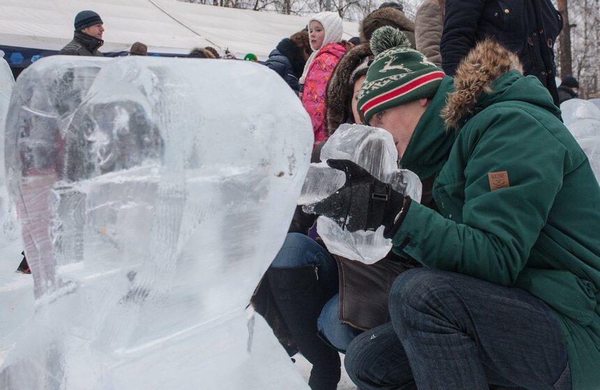 Влюбленные создали в "Сокольниках" ледяные скульптуры 19 фото