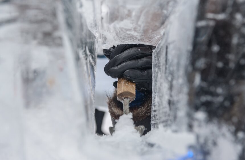 Влюбленные создали в "Сокольниках" ледяные скульптуры 18 фото