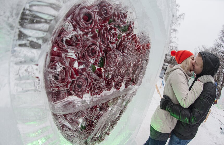 Влюбленные создали в "Сокольниках" ледяные скульптуры 21 фото