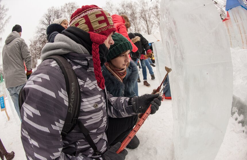 Влюбленные создали в "Сокольниках" ледяные скульптуры 3 фото