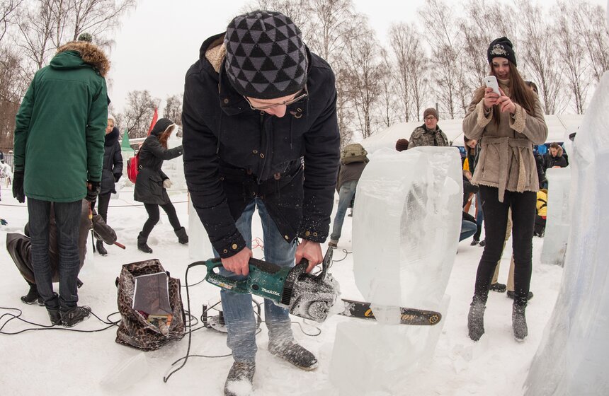 Влюбленные создали в "Сокольниках" ледяные скульптуры 2 фото