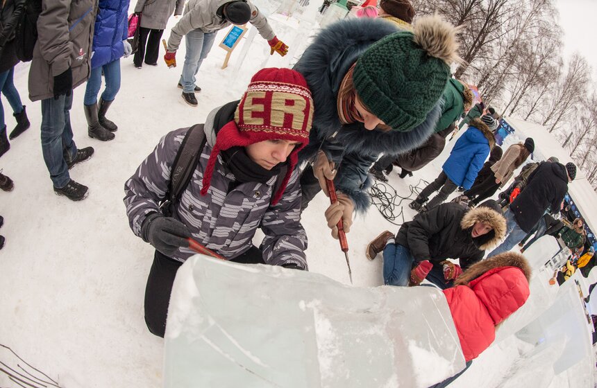 Влюбленные создали в "Сокольниках" ледяные скульптуры 1 фото