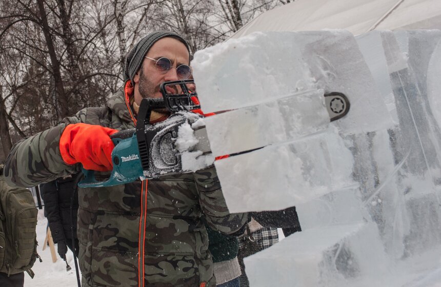 Влюбленные создали в "Сокольниках" ледяные скульптуры 13 фото