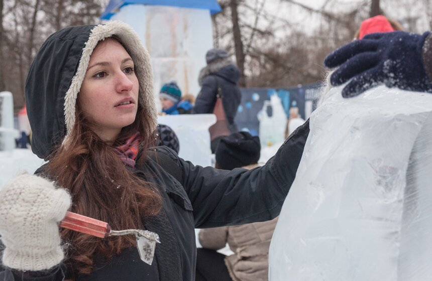 Влюбленные создали в "Сокольниках" ледяные скульптуры 12 фото