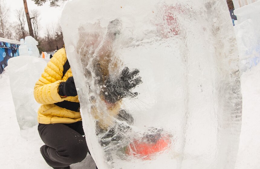 Влюбленные создали в "Сокольниках" ледяные скульптуры 6 фото