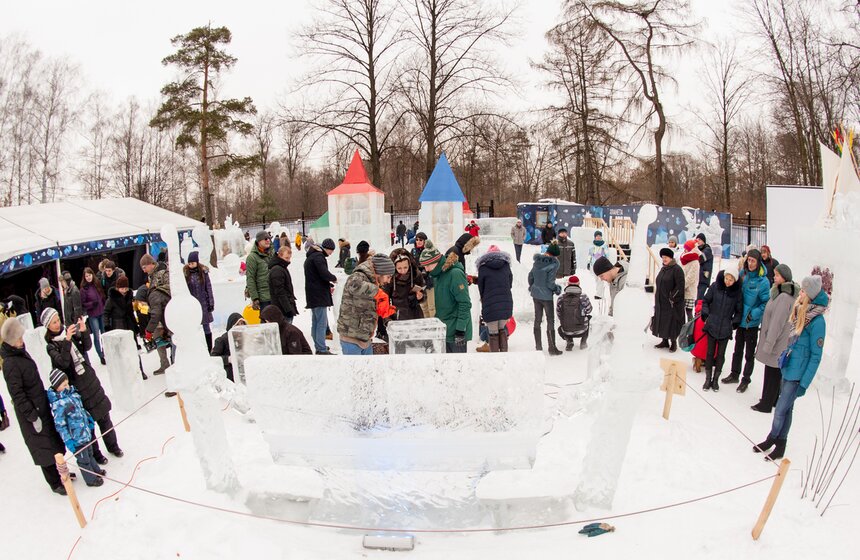 Влюбленные создали в "Сокольниках" ледяные скульптуры 5 фото