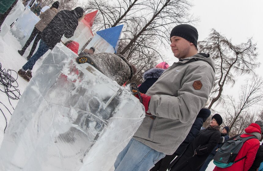Влюбленные создали в "Сокольниках" ледяные скульптуры 4 фото