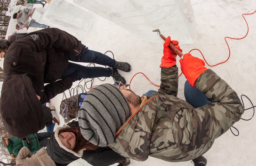 Влюбленные создали в "Сокольниках" ледяные скульптуры 7 фото