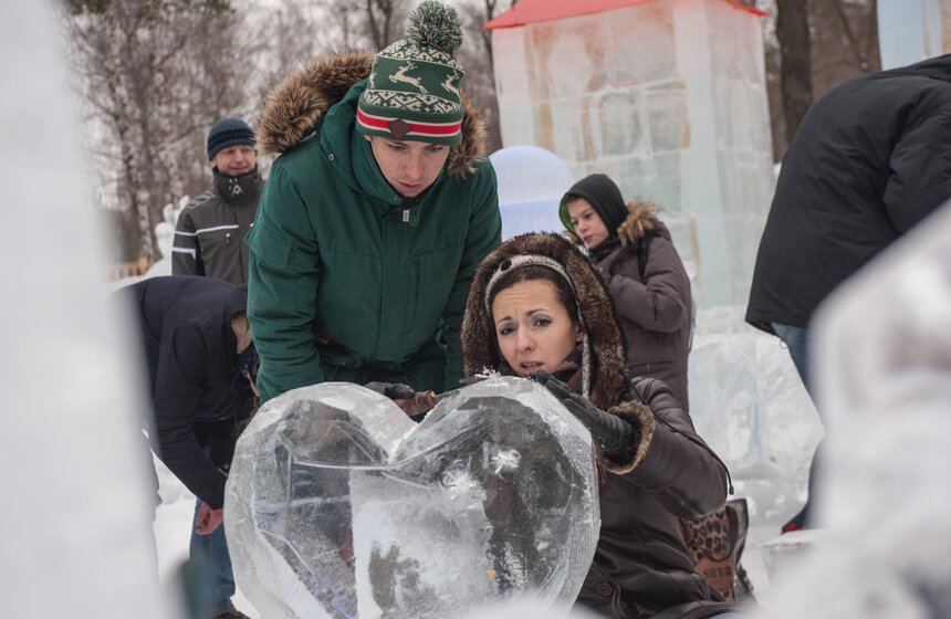 Влюбленные создали в "Сокольниках" ледяные скульптуры 10 фото