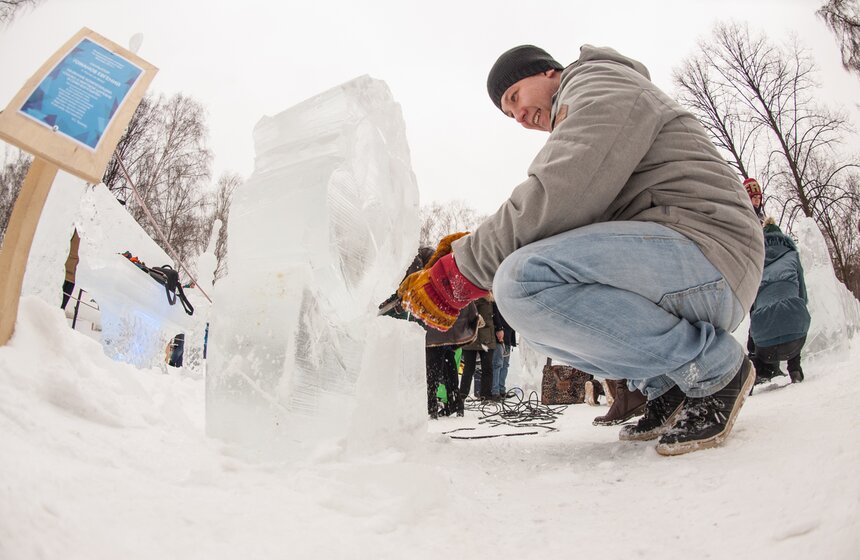Влюбленные создали в "Сокольниках" ледяные скульптуры 9 фото