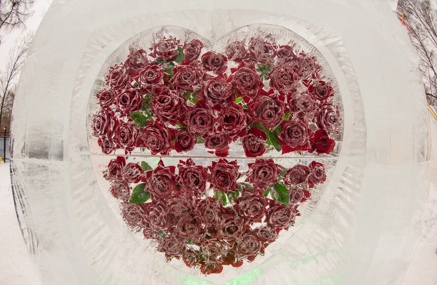 Влюбленные создали в "Сокольниках" ледяные скульптуры 8 фото