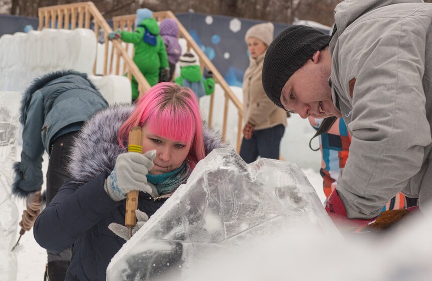 Влюбленные создали в "Сокольниках" ледяные скульптуры 11 фото