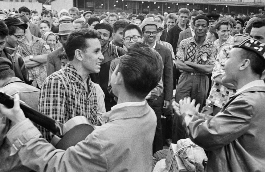 Проводы студентов Университета дружбы народов имени Патриса Лумумбы, отправляющихся на освоение целинных земель. Фото: ТАСС/Владимир Мусаэльян