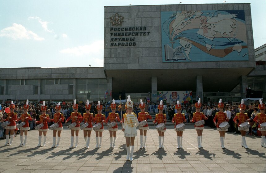 Университет дружбы народов в Москве в праздничные дни, 1997 год. Фото: ТАСС/Носов Игорь