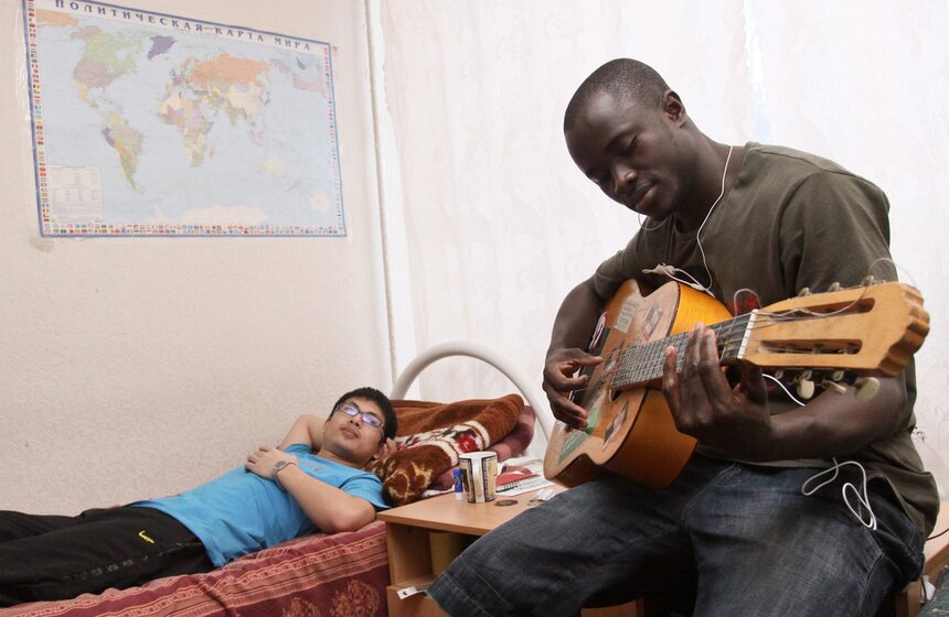 Студенты в одной из комнат общежития Российского университета Дружбы народов имени Патриса Лумумбы. Фото: ТАСС/Александра Мудрац