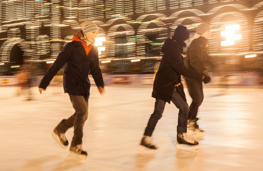 На ГУМ-катке прошел мастер-класс по катанию на коньках для сирот 18 фото