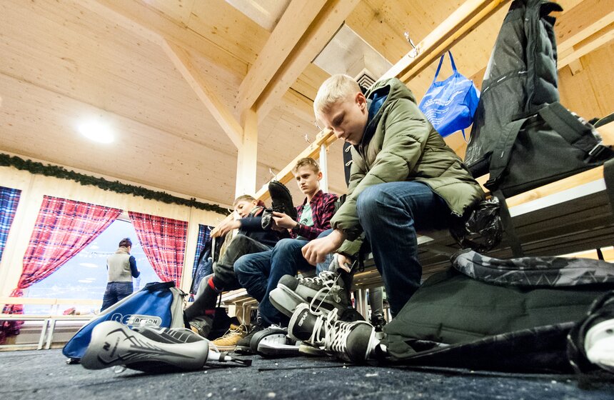 На ГУМ-катке прошел мастер-класс по катанию на коньках для сирот 4 фото