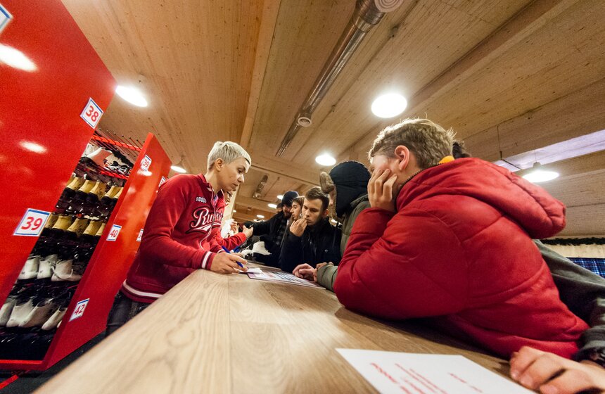 На ГУМ-катке прошел мастер-класс по катанию на коньках для сирот 2 фото