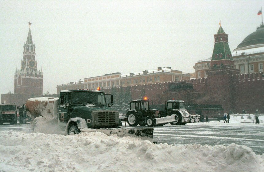 Уборка снега на Красной площади, 2001 год. Фото: ТАСС/ Чохонелидзе Ираклий