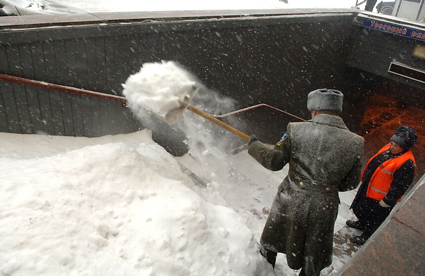 Уборка снега с лестницы подземного перехода на Васильевском спуске, 2007 год. Фото: ТАСС/ Сысоев Григорий