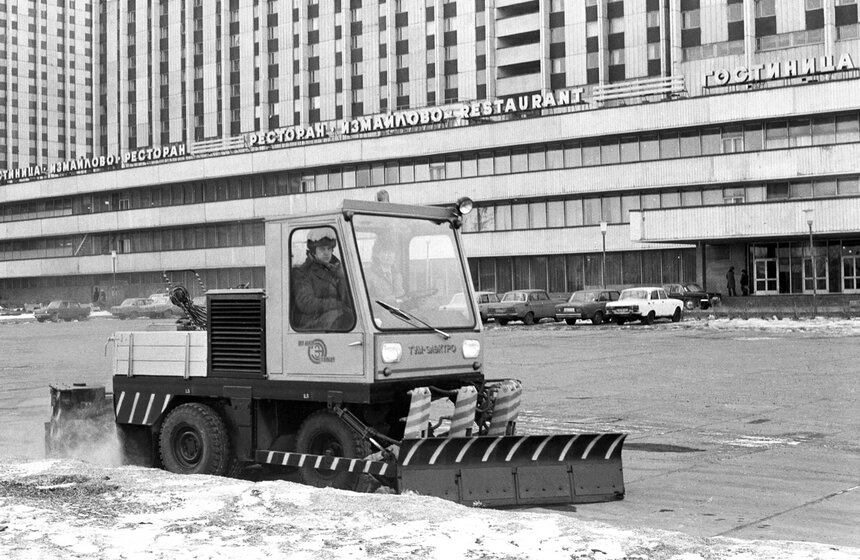 Многоцелевая уборочная машина "ТУМ-электро", сконструированная в институте "МосжилНИИпроект", 1984 год. Фото: ТАСС/ Хамельянин Геннадий