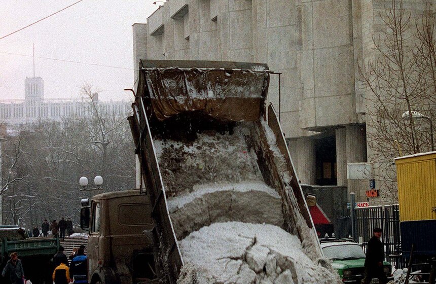 Недалеко от Дома правительства , прямо напротив Киноцентра, снег сваливают с самосвалов (на снимке) в специальные люки, откуда он попадает в канализацию столицы. Это значительно упрощает вывоз снега из центра города. 2000 год. Фото: ТАСС/ Ратькова Ольга