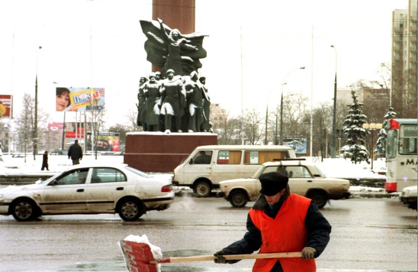 Расчистка снега на Калужской площади, 1998 год. Фото: ТАСС/ Алексей Панов