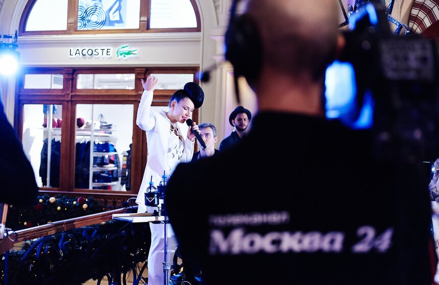 Елка приняла участие в записи новогоднего "Живого звука" 17 фото