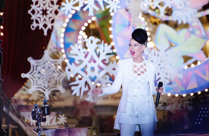 Елка приняла участие в записи новогоднего "Живого звука" 6 фото