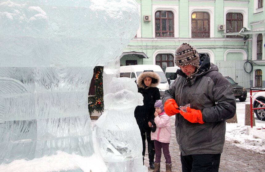 В зоне "Лукоморье" устанавливают ледяную скульптуру дуба 7 фото