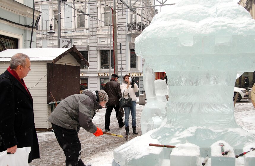 В зоне "Лукоморье" устанавливают ледяную скульптуру дуба 1 фото