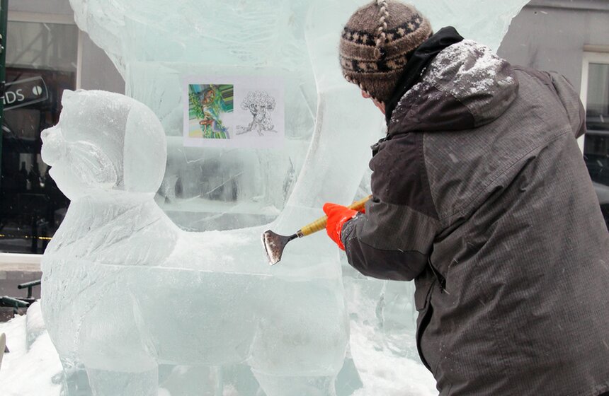 В зоне "Лукоморье" устанавливают ледяную скульптуру дуба 2 фото