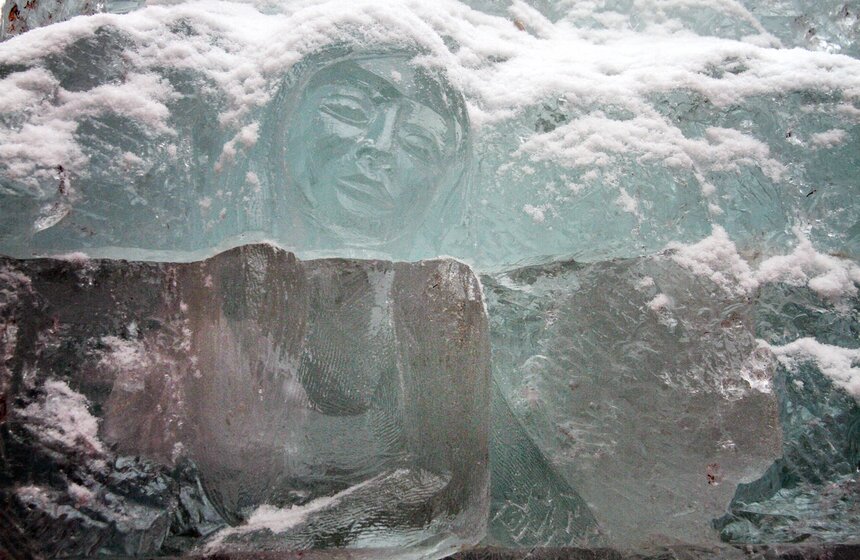 В зоне "Лукоморье" устанавливают ледяную скульптуру дуба 5 фото