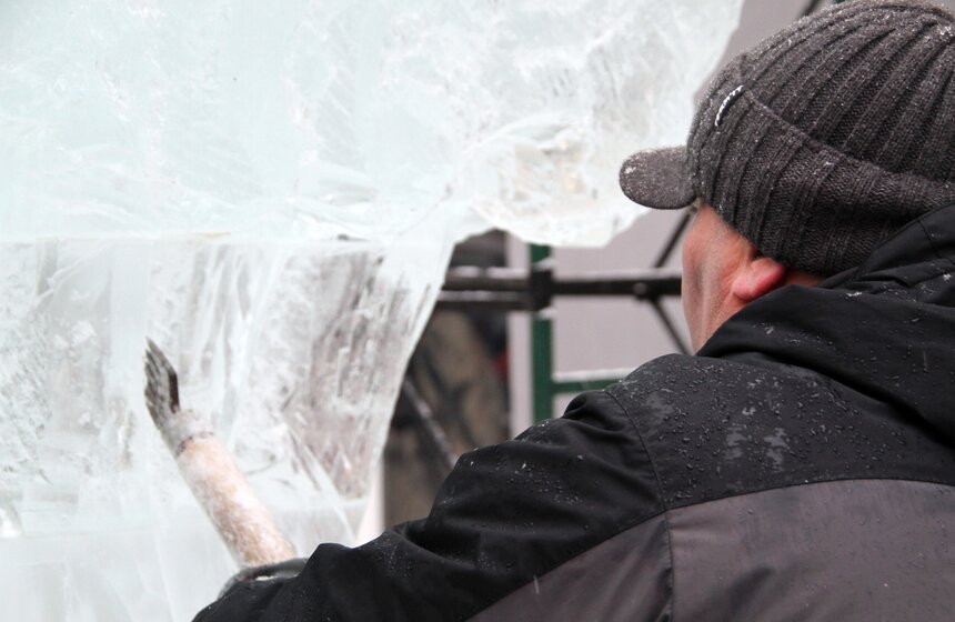 В зоне "Лукоморье" устанавливают ледяную скульптуру дуба 4 фото