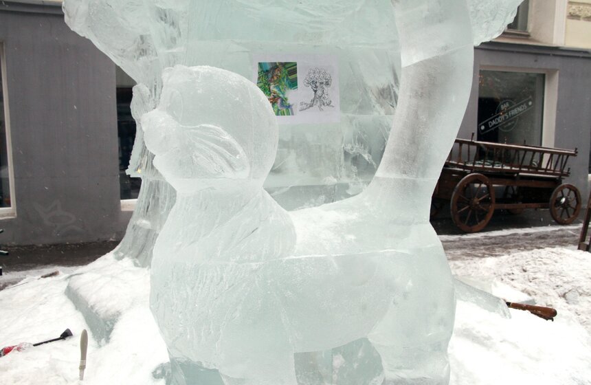В зоне "Лукоморье" устанавливают ледяную скульптуру дуба 3 фото