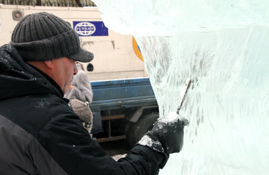 В зоне "Лукоморье" устанавливают ледяную скульптуру дуба 6 фото