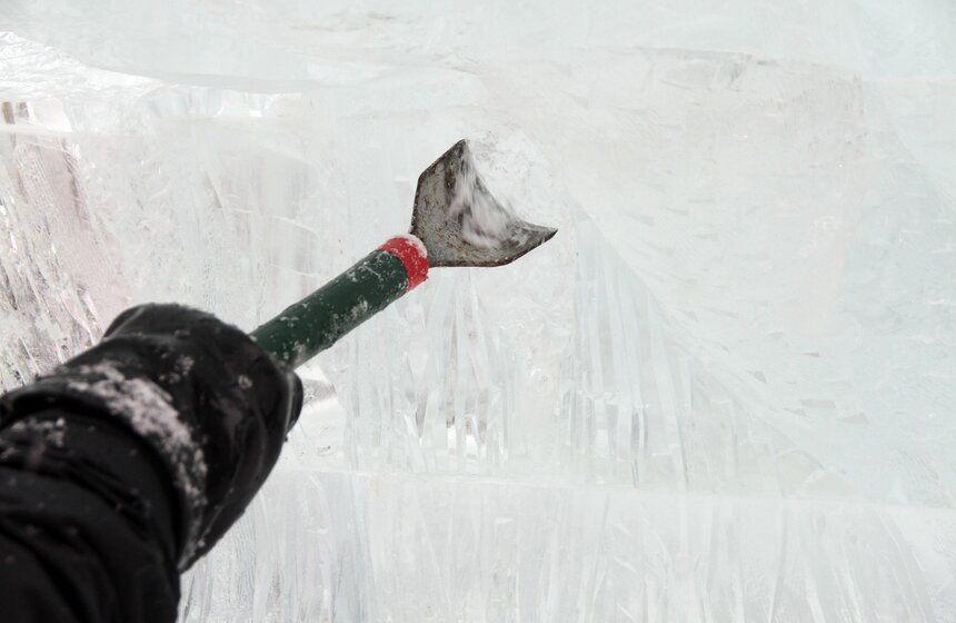 В зоне "Лукоморье" устанавливают ледяную скульптуру дуба 11 фото