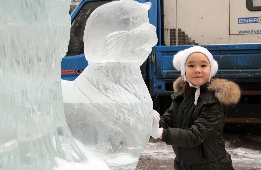 В зоне "Лукоморье" устанавливают ледяную скульптуру дуба 10 фото