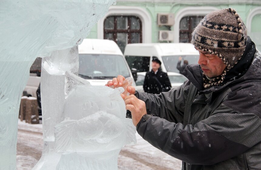 В зоне "Лукоморье" устанавливают ледяную скульптуру дуба 12 фото