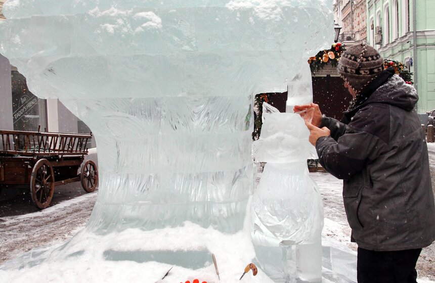 В зоне "Лукоморье" устанавливают ледяную скульптуру дуба 14 фото